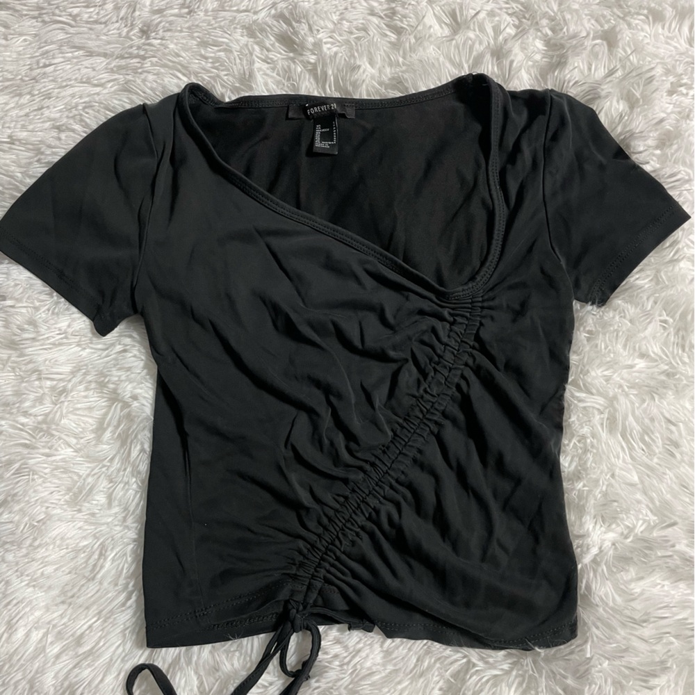 Super cute black crop top !